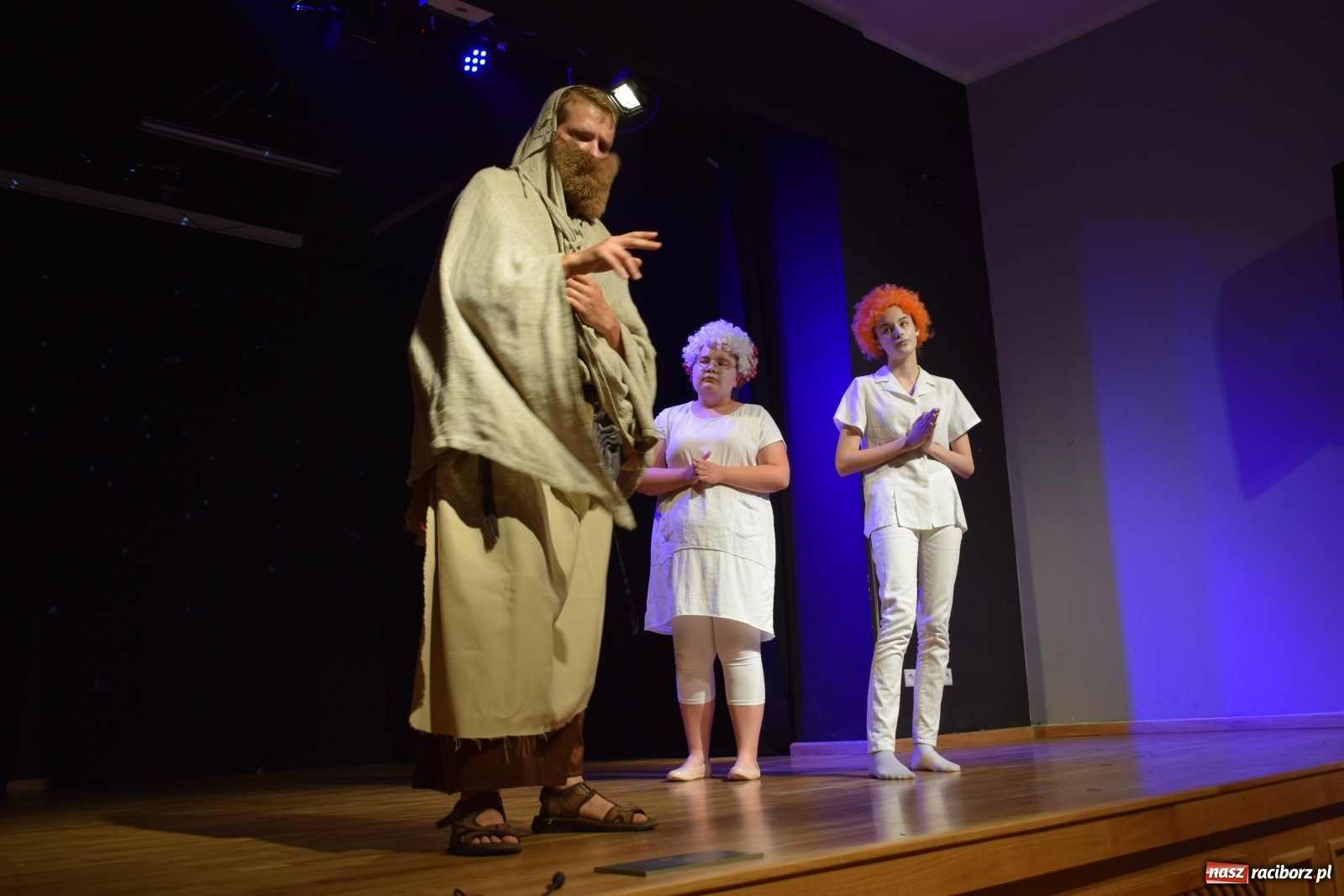 Zdjęcie w galerii na portalu naszraciborz.pl: Spektakl Igraszki z diabłem na scenie MDK wiadomości z regionu
