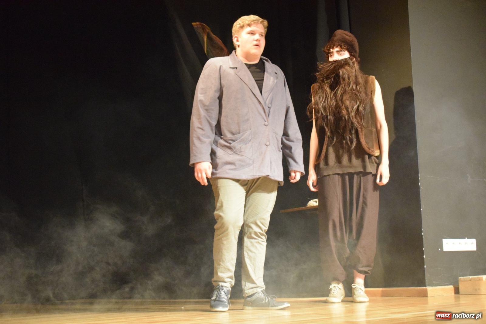 Zdjęcie w galerii na portalu naszraciborz.pl: Spektakl Igraszki z diabłem na scenie MDK wiadomości z regionu