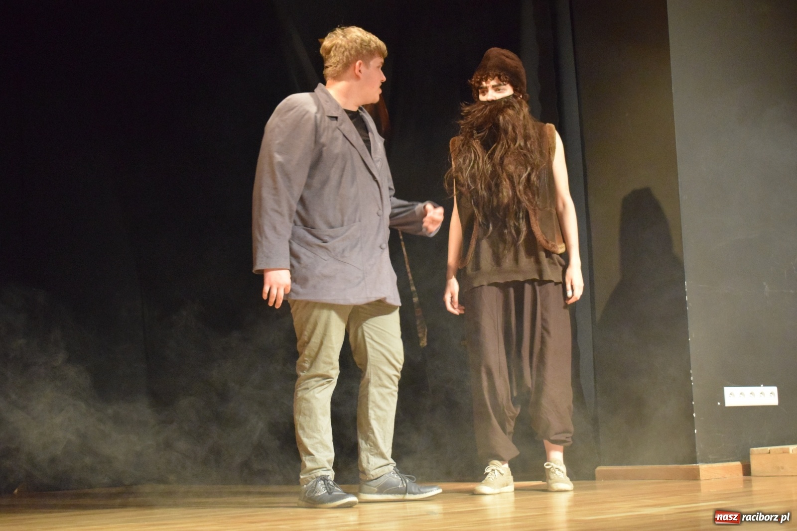 Zdjęcie w galerii na portalu naszraciborz.pl: Spektakl Igraszki z diabłem na scenie MDK wiadomości z regionu