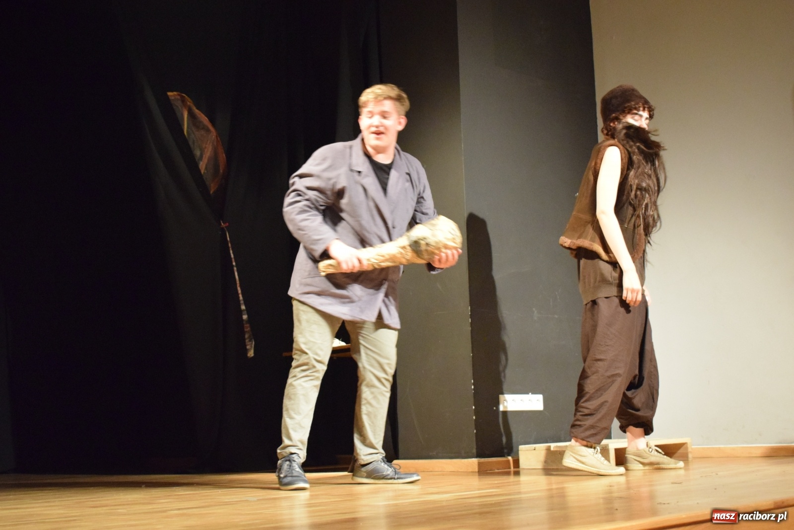 Zdjęcie w galerii na portalu naszraciborz.pl: Spektakl Igraszki z diabłem na scenie MDK wiadomości z regionu