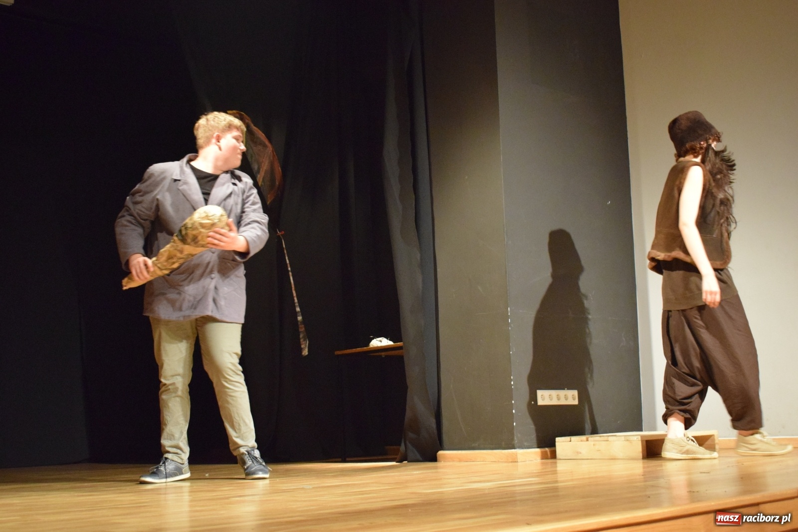 Zdjęcie w galerii na portalu naszraciborz.pl: Spektakl Igraszki z diabłem na scenie MDK wiadomości z regionu