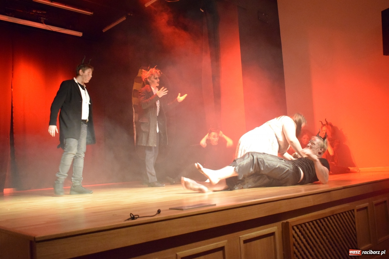 Zdjęcie w galerii na portalu naszraciborz.pl: Spektakl Igraszki z diabłem na scenie MDK wiadomości z regionu