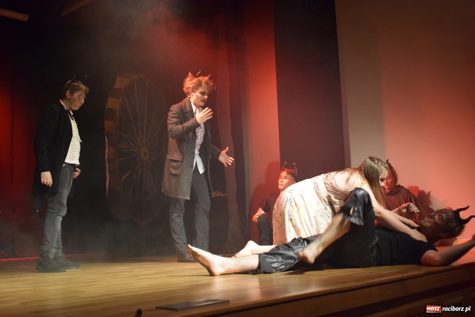 Zdjęcie w galerii na portalu naszraciborz.pl: Spektakl Igraszki z diabłem na scenie MDK wiadomości z regionu
