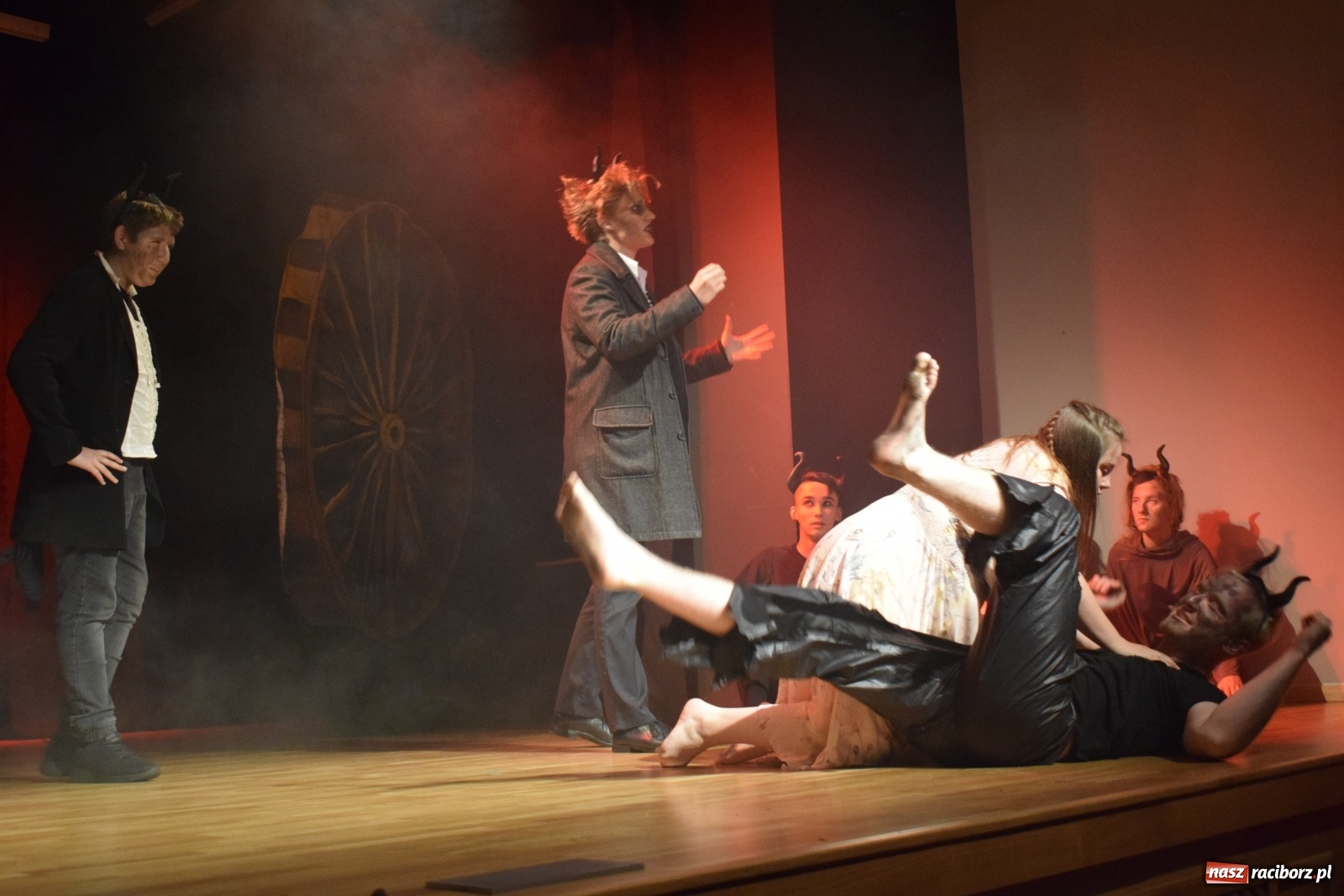 Zdjęcie w galerii na portalu naszraciborz.pl: Spektakl Igraszki z diabłem na scenie MDK wiadomości z regionu