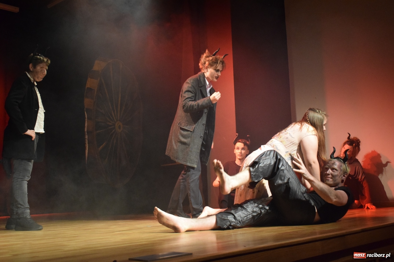 Zdjęcie w galerii na portalu naszraciborz.pl: Spektakl Igraszki z diabłem na scenie MDK wiadomości z regionu