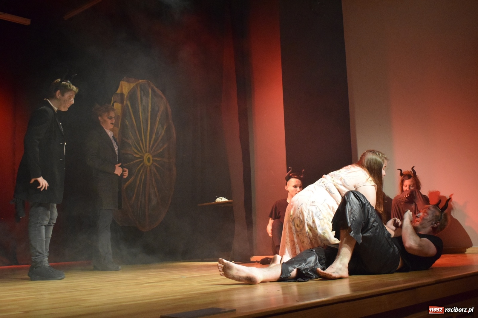 Zdjęcie w galerii na portalu naszraciborz.pl: Spektakl Igraszki z diabłem na scenie MDK wiadomości z regionu