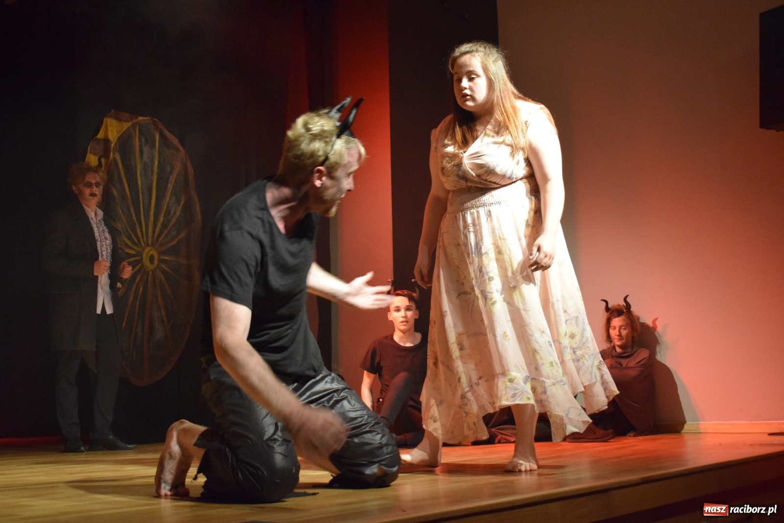 Zdjęcie w galerii na portalu naszraciborz.pl: Spektakl Igraszki z diabłem na scenie MDK wiadomości z regionu