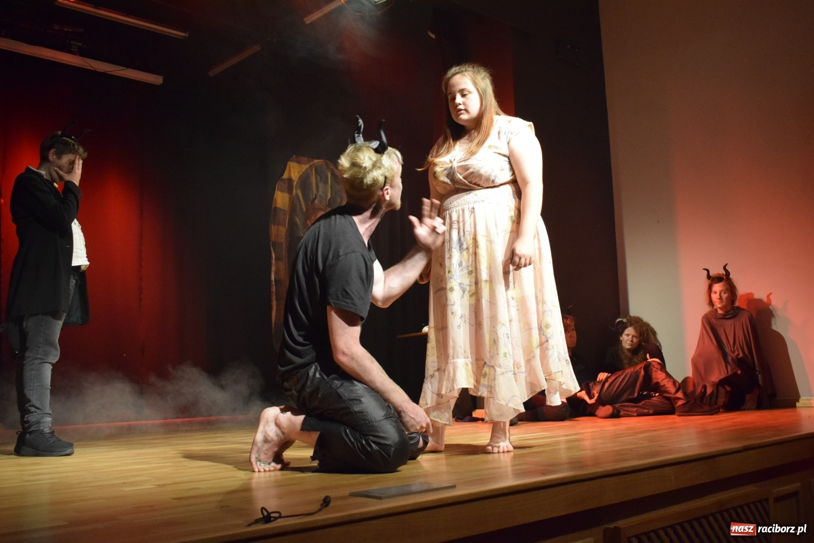 Zdjęcie w galerii na portalu naszraciborz.pl: Spektakl Igraszki z diabłem na scenie MDK wiadomości z regionu