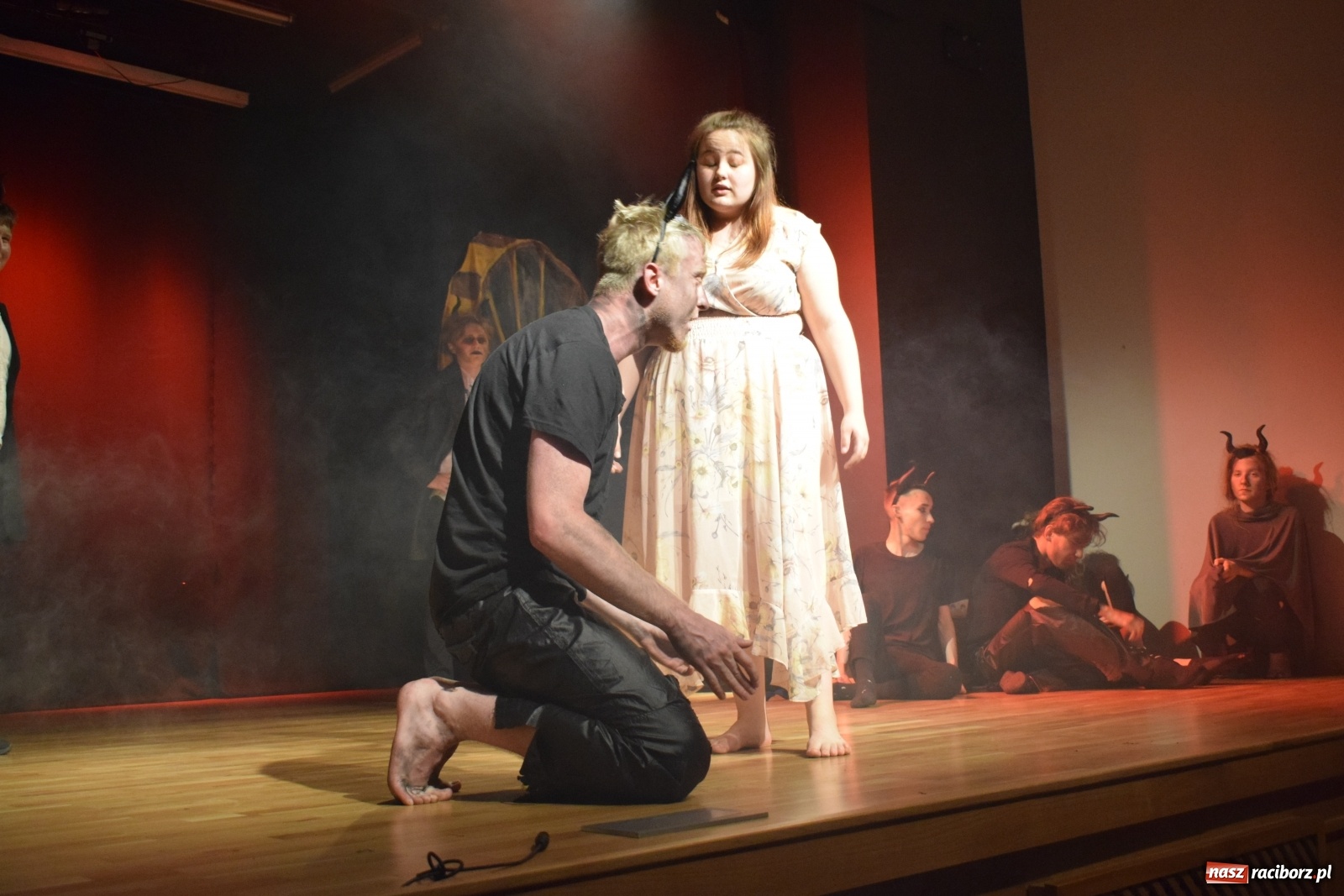 Zdjęcie w galerii na portalu naszraciborz.pl: Spektakl Igraszki z diabłem na scenie MDK wiadomości z regionu