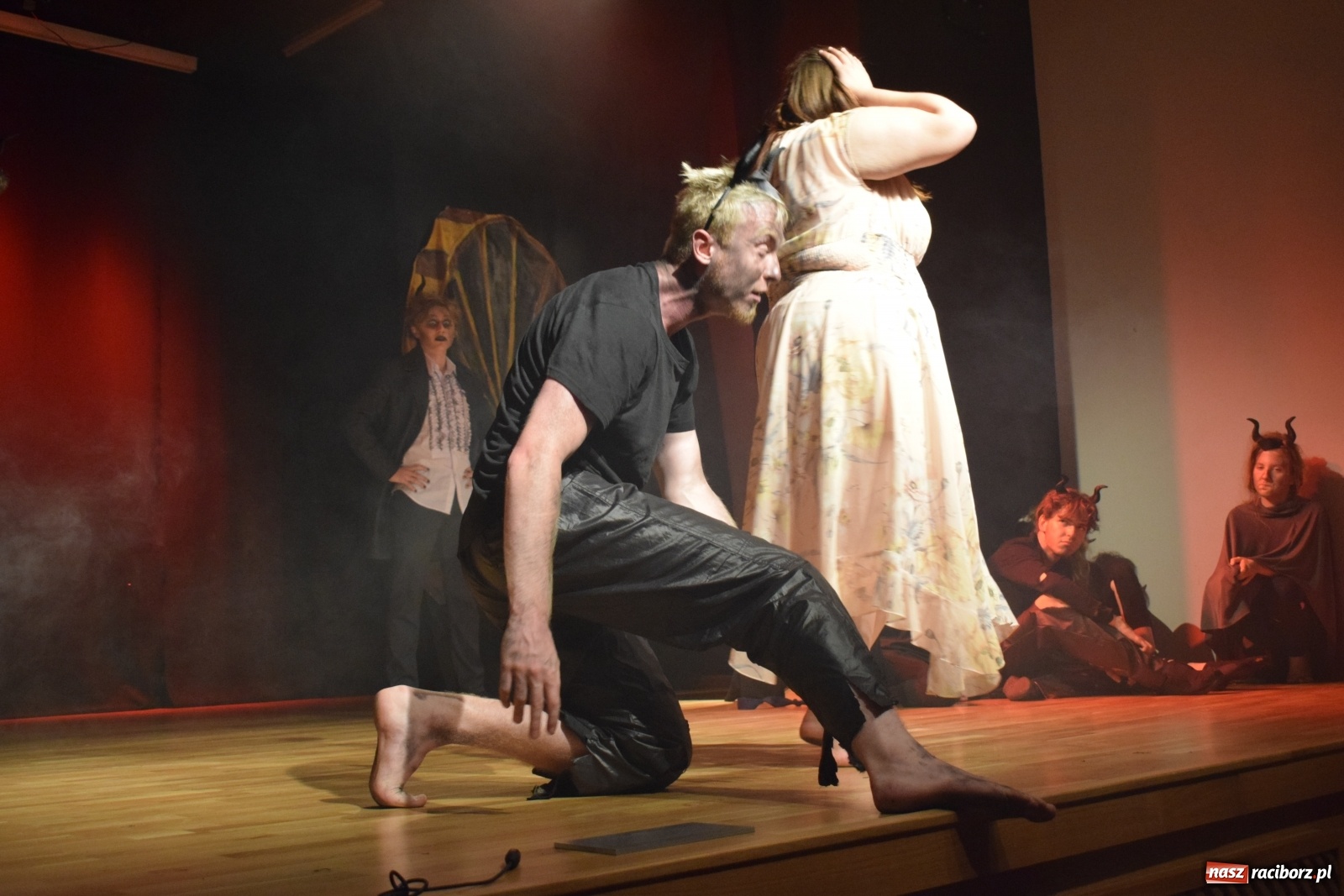 Zdjęcie w galerii na portalu naszraciborz.pl: Spektakl Igraszki z diabłem na scenie MDK wiadomości z regionu