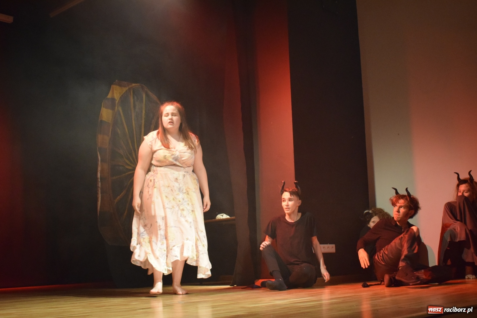 Zdjęcie w galerii na portalu naszraciborz.pl: Spektakl Igraszki z diabłem na scenie MDK wiadomości z regionu