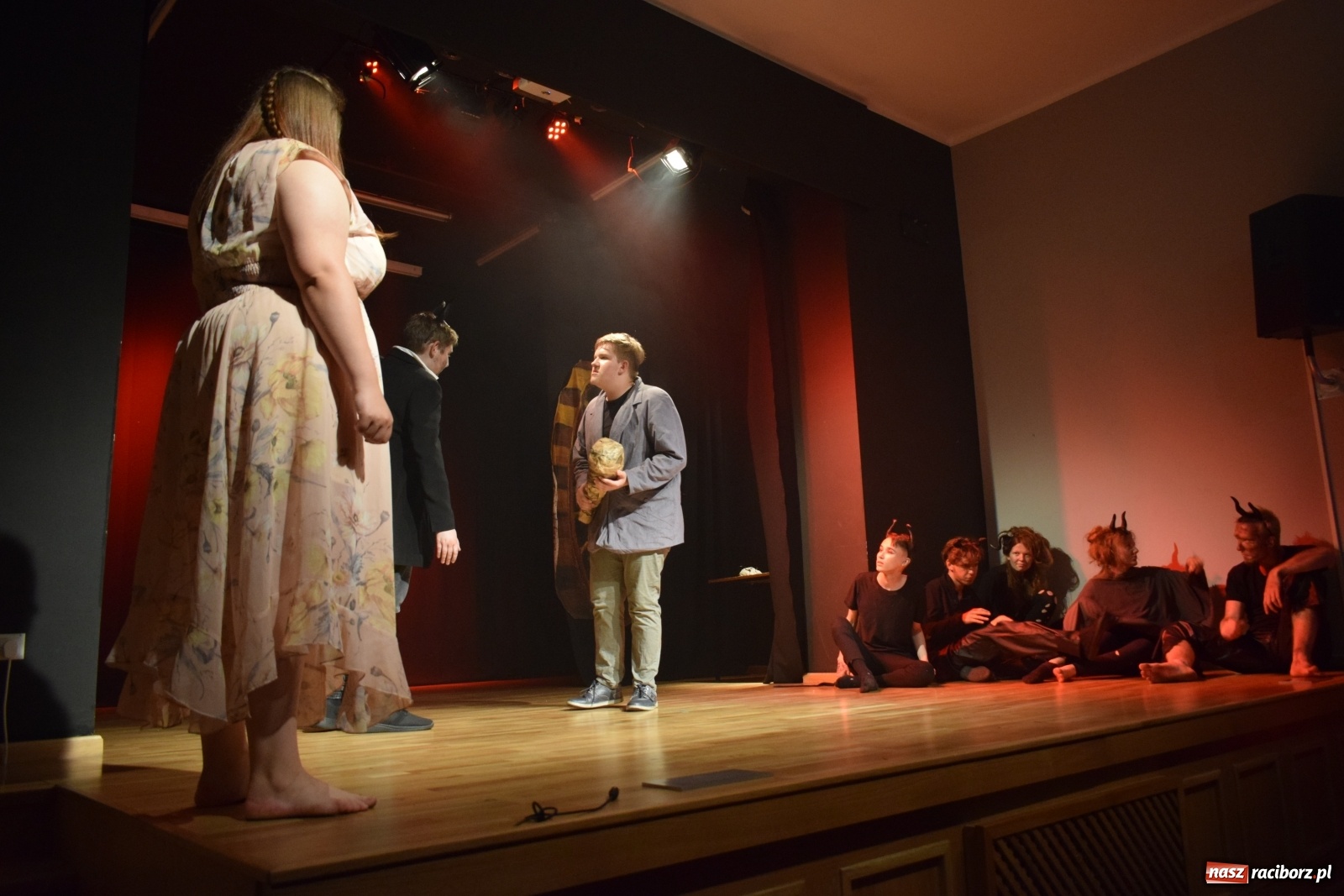 Zdjęcie w galerii na portalu naszraciborz.pl: Spektakl Igraszki z diabłem na scenie MDK wiadomości z regionu