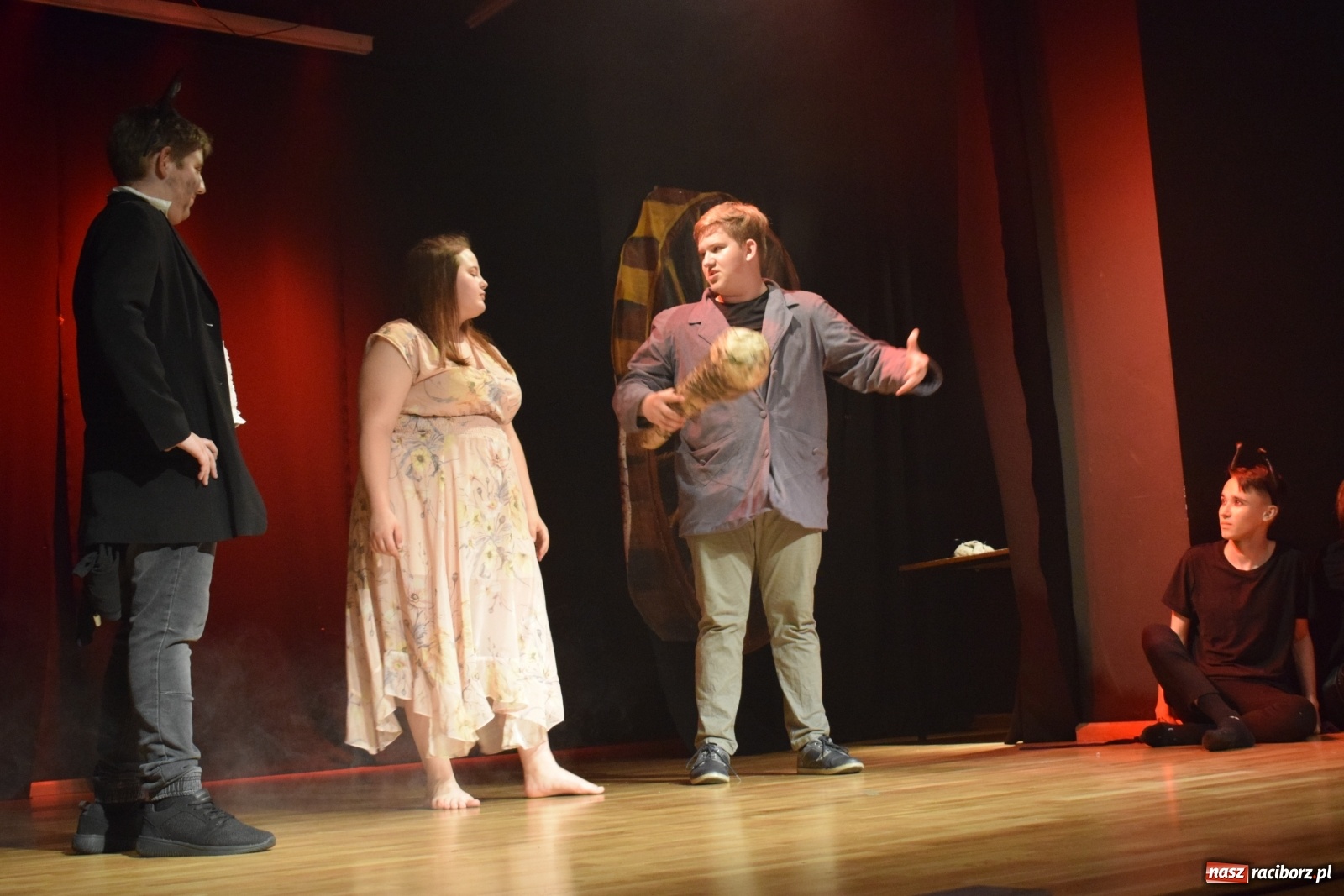 Zdjęcie w galerii na portalu naszraciborz.pl: Spektakl Igraszki z diabłem na scenie MDK wiadomości z regionu