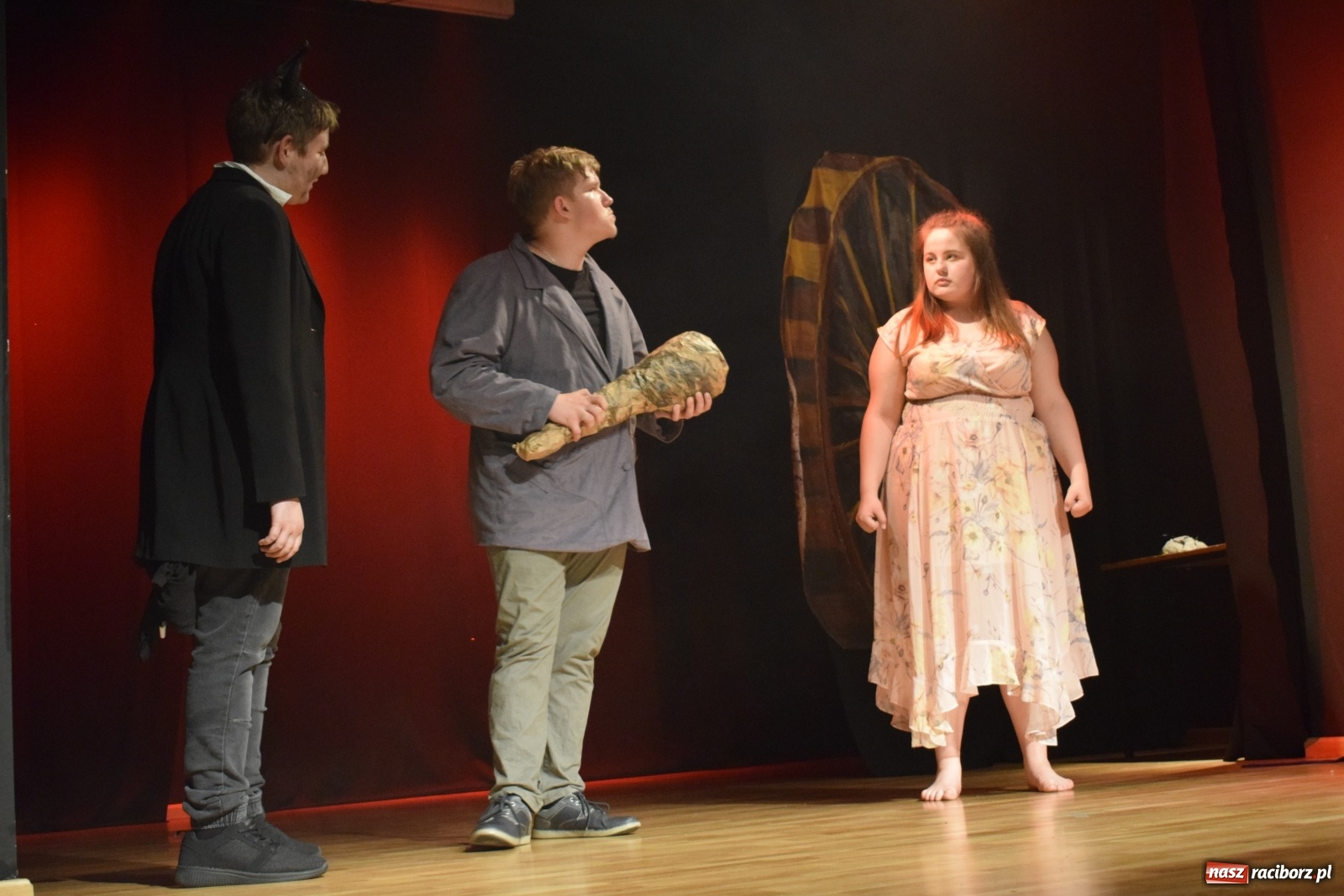 Zdjęcie w galerii na portalu naszraciborz.pl: Spektakl Igraszki z diabłem na scenie MDK wiadomości z regionu