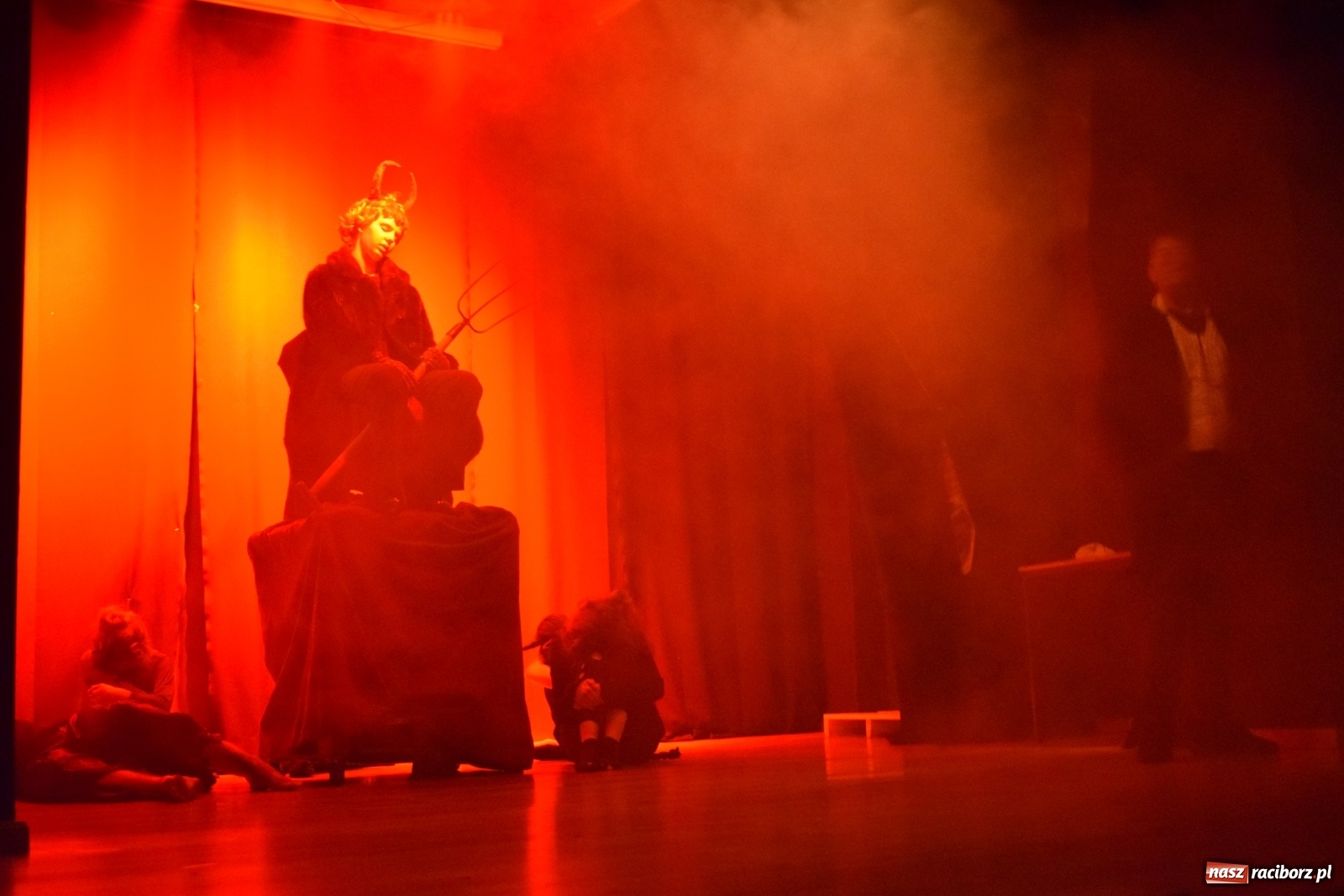 Zdjęcie w galerii na portalu naszraciborz.pl: Spektakl Igraszki z diabłem na scenie MDK wiadomości z regionu