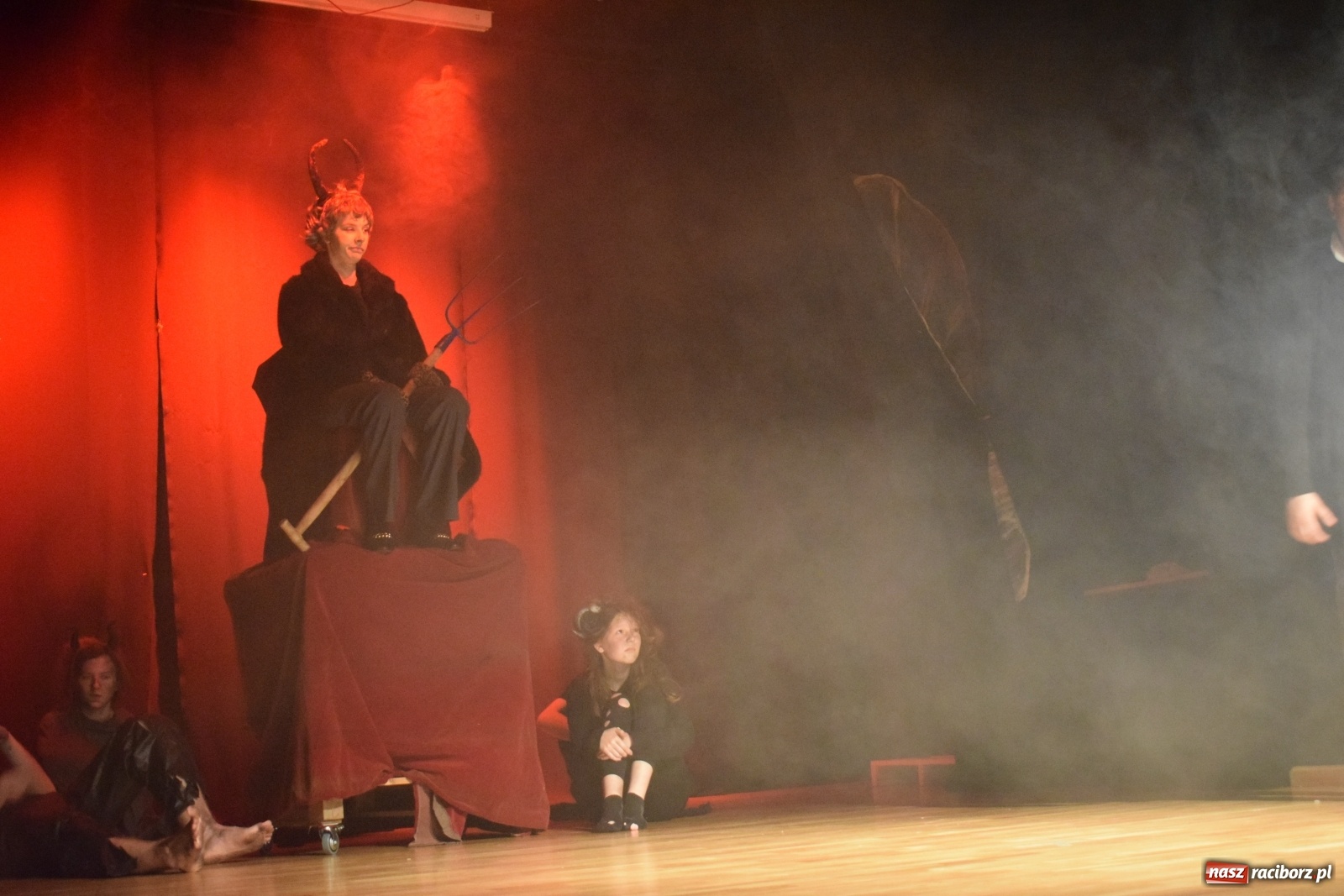 Zdjęcie w galerii na portalu naszraciborz.pl: Spektakl Igraszki z diabłem na scenie MDK wiadomości z regionu