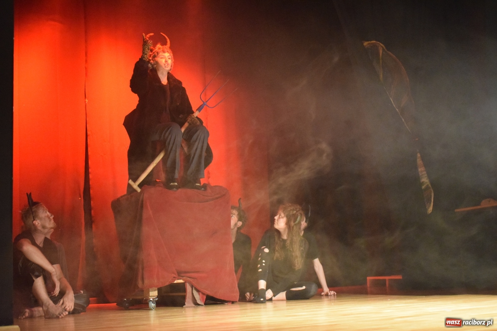 Zdjęcie w galerii na portalu naszraciborz.pl: Spektakl Igraszki z diabłem na scenie MDK wiadomości z regionu