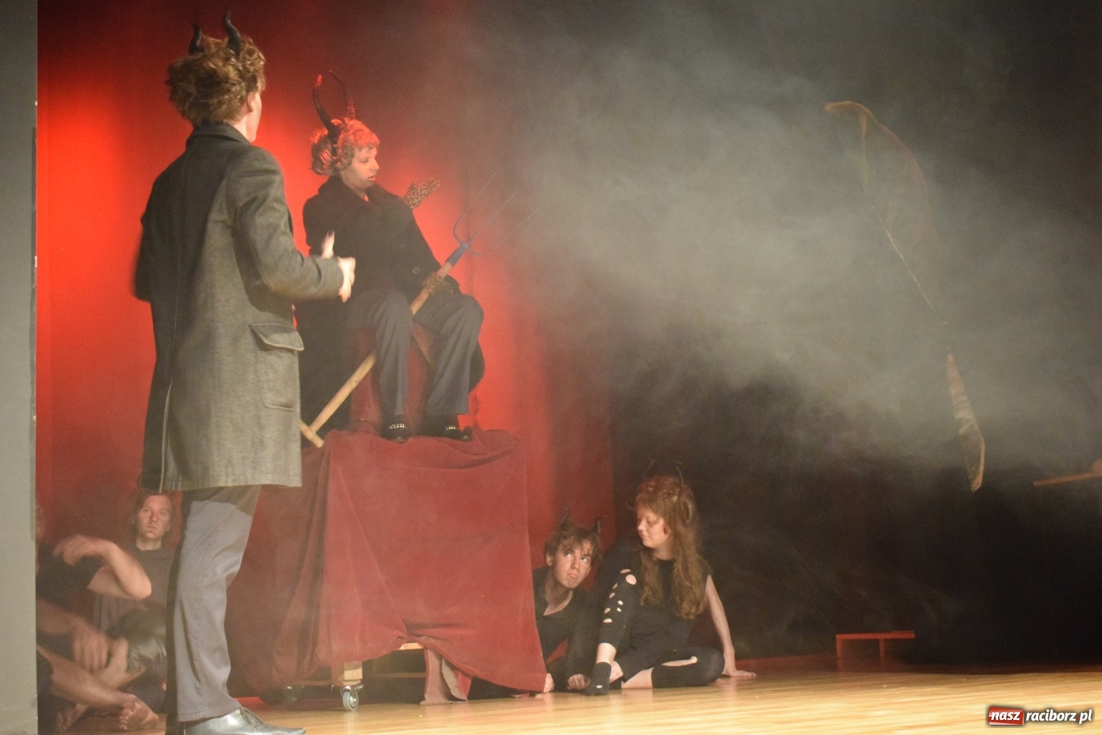 Zdjęcie w galerii na portalu naszraciborz.pl: Spektakl Igraszki z diabłem na scenie MDK wiadomości z regionu