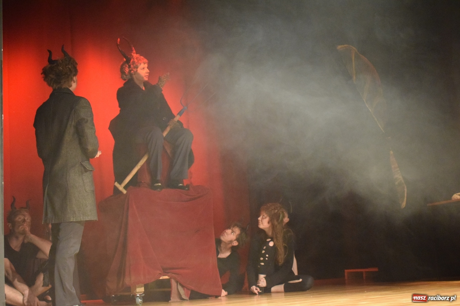 Zdjęcie w galerii na portalu naszraciborz.pl: Spektakl Igraszki z diabłem na scenie MDK wiadomości z regionu