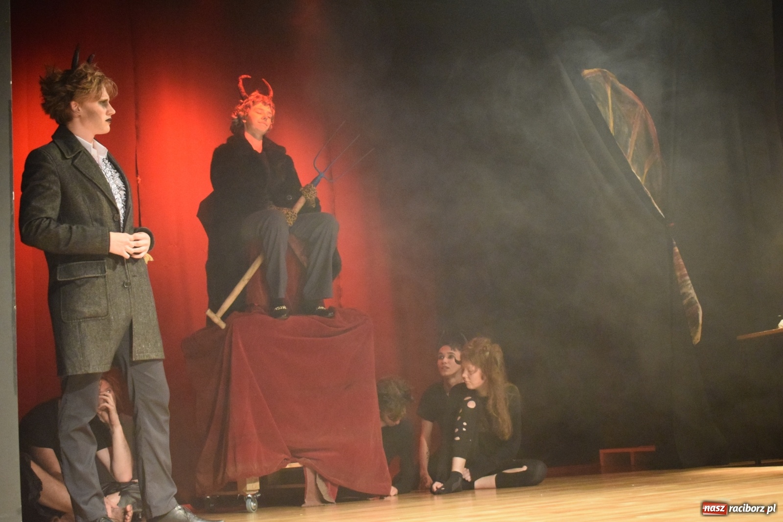 Zdjęcie w galerii na portalu naszraciborz.pl: Spektakl Igraszki z diabłem na scenie MDK wiadomości z regionu