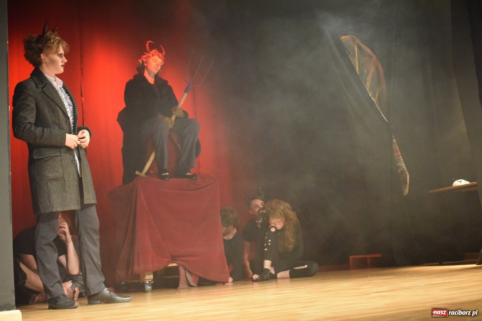 Zdjęcie w galerii na portalu naszraciborz.pl: Spektakl Igraszki z diabłem na scenie MDK wiadomości z regionu