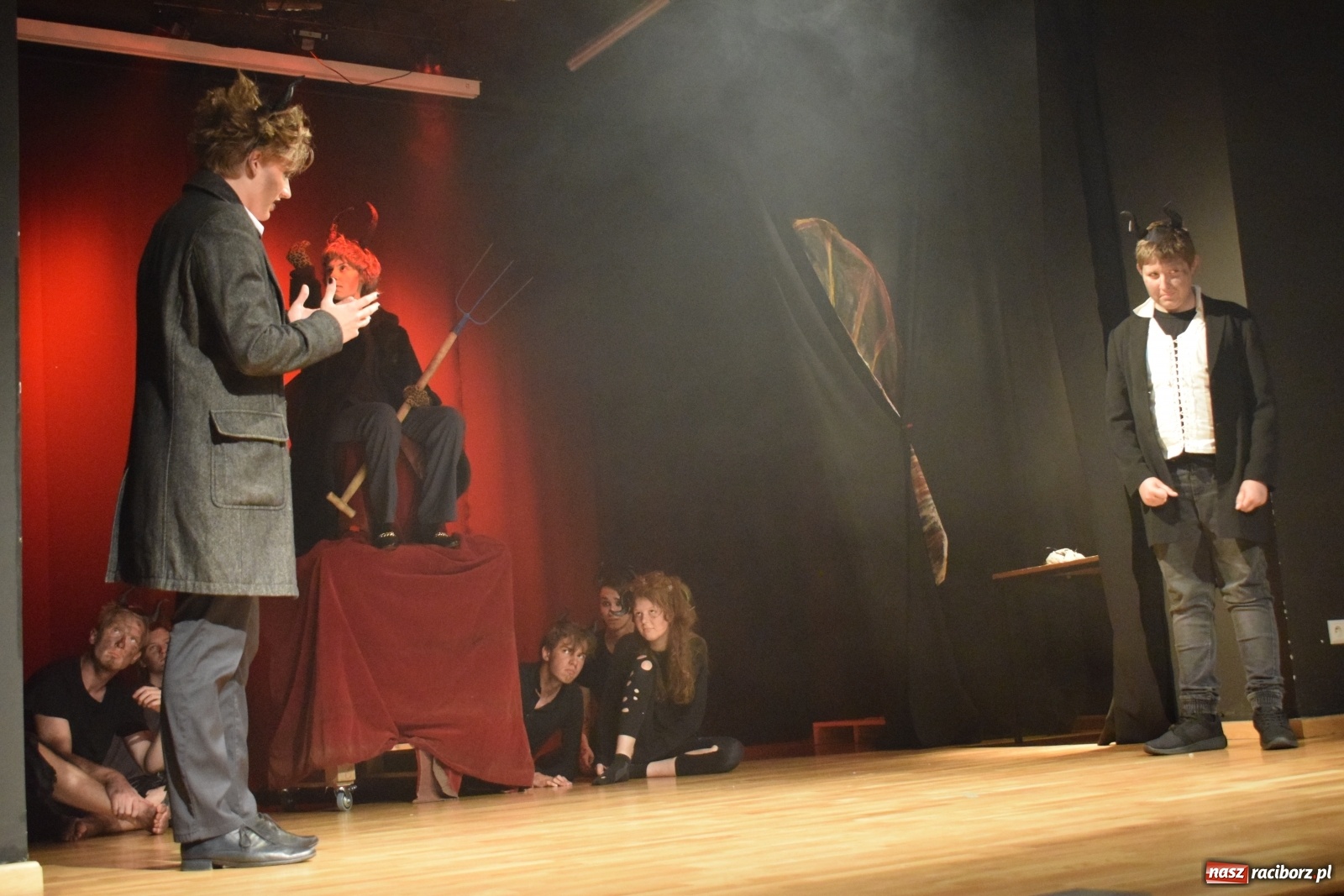 Zdjęcie w galerii na portalu naszraciborz.pl: Spektakl Igraszki z diabłem na scenie MDK wiadomości z regionu