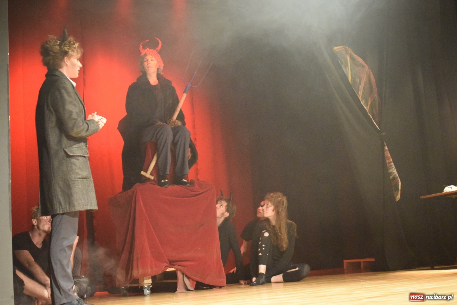 Zdjęcie w galerii na portalu naszraciborz.pl: Spektakl Igraszki z diabłem na scenie MDK wiadomości z regionu