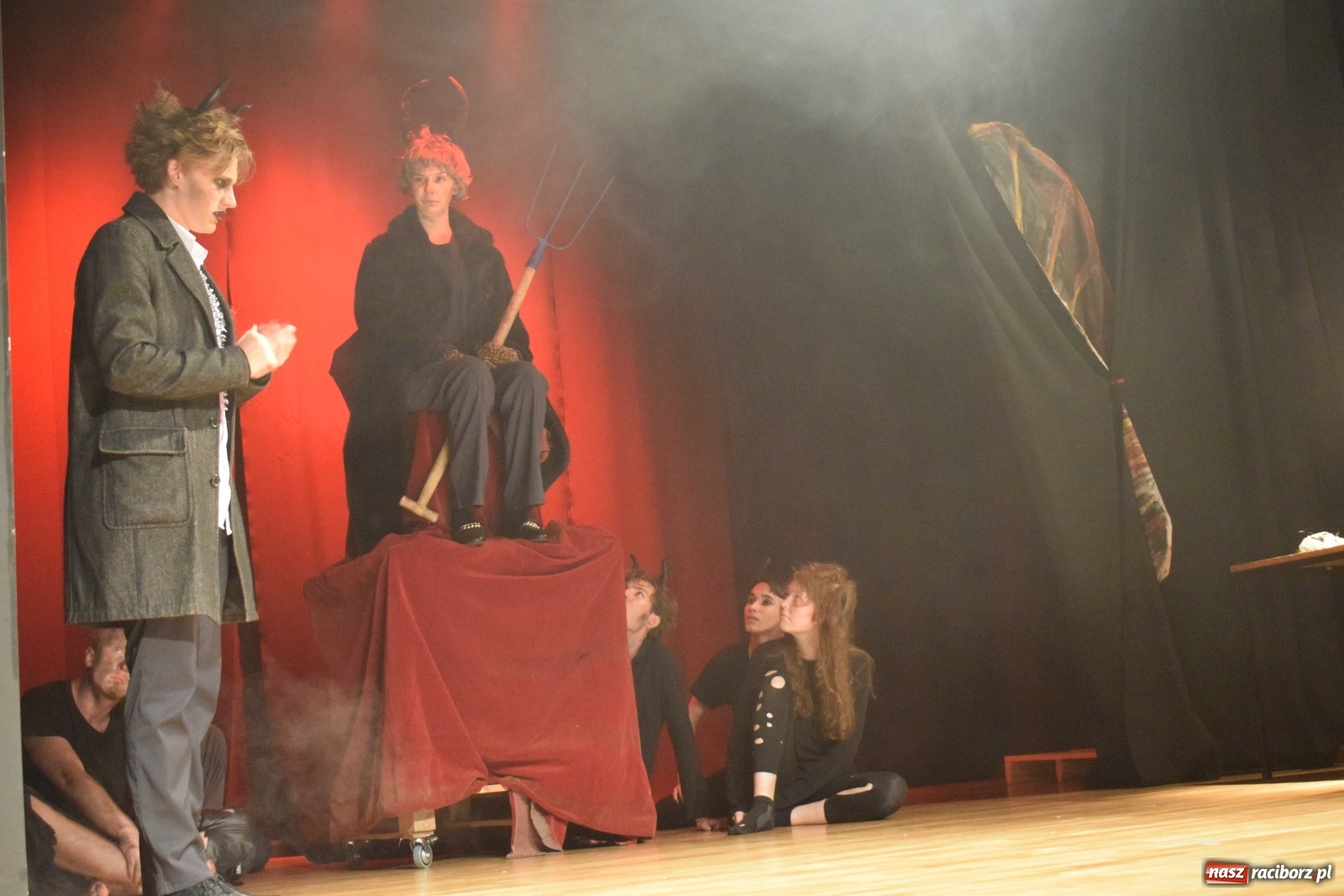 Zdjęcie w galerii na portalu naszraciborz.pl: Spektakl Igraszki z diabłem na scenie MDK wiadomości z regionu