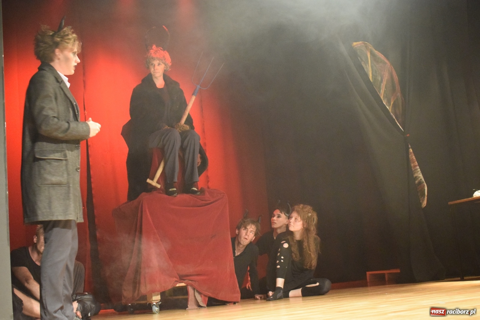 Zdjęcie w galerii na portalu naszraciborz.pl: Spektakl Igraszki z diabłem na scenie MDK wiadomości z regionu