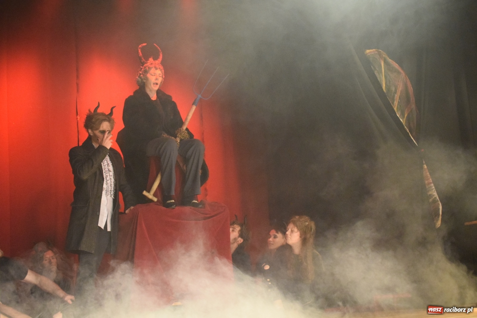 Zdjęcie w galerii na portalu naszraciborz.pl: Spektakl Igraszki z diabłem na scenie MDK wiadomości z regionu