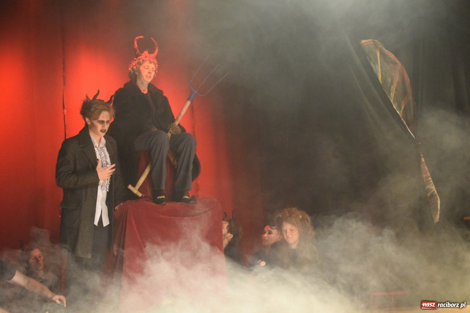 Zdjęcie w galerii na portalu naszraciborz.pl: Spektakl Igraszki z diabłem na scenie MDK wiadomości z regionu