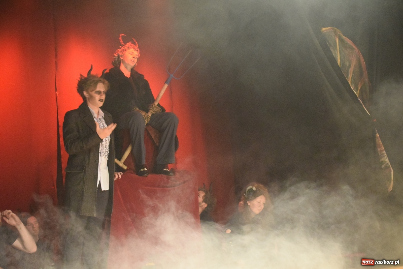 Zdjęcie w galerii na portalu naszraciborz.pl: Spektakl Igraszki z diabłem na scenie MDK wiadomości z regionu