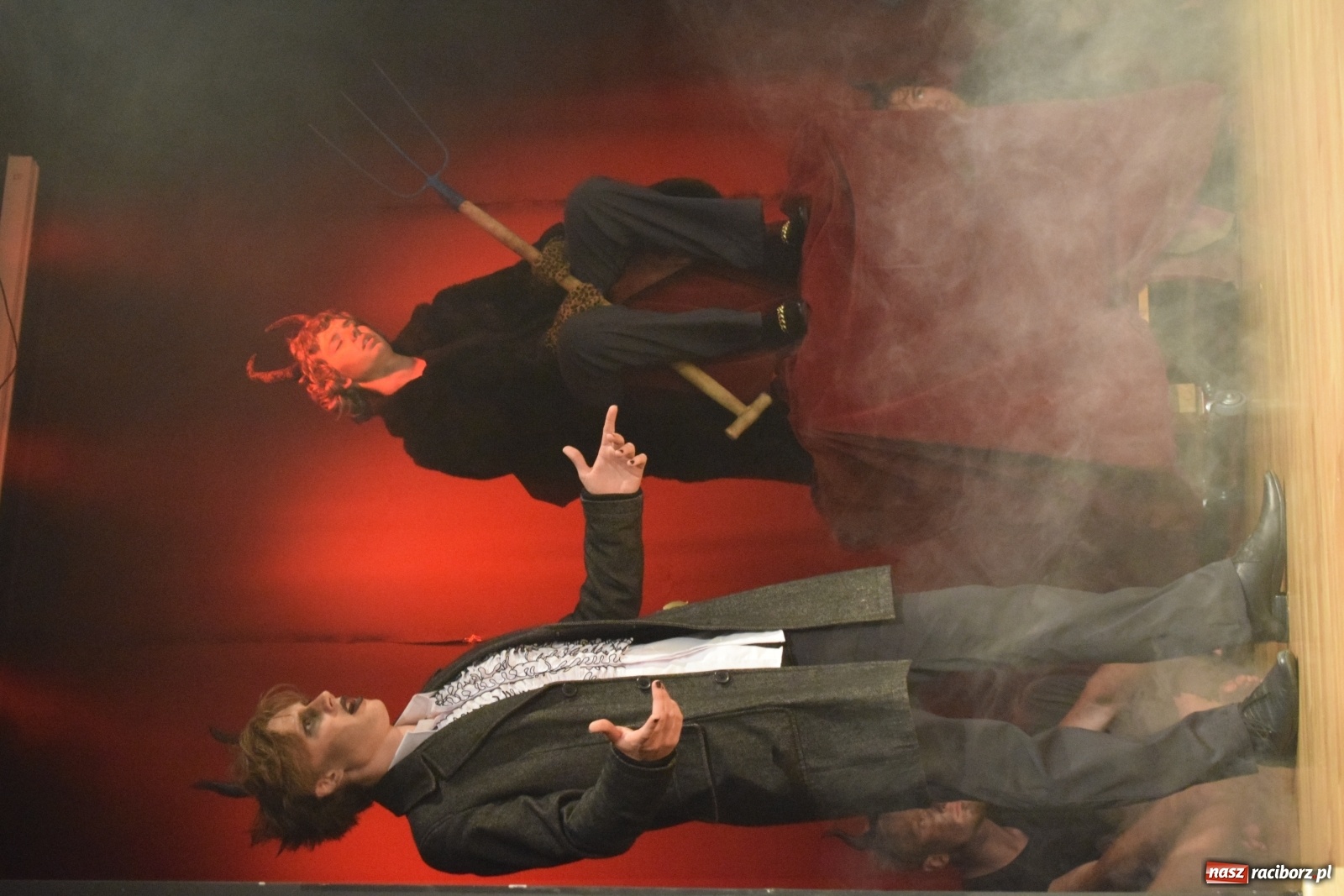 Zdjęcie w galerii na portalu naszraciborz.pl: Spektakl Igraszki z diabłem na scenie MDK wiadomości z regionu