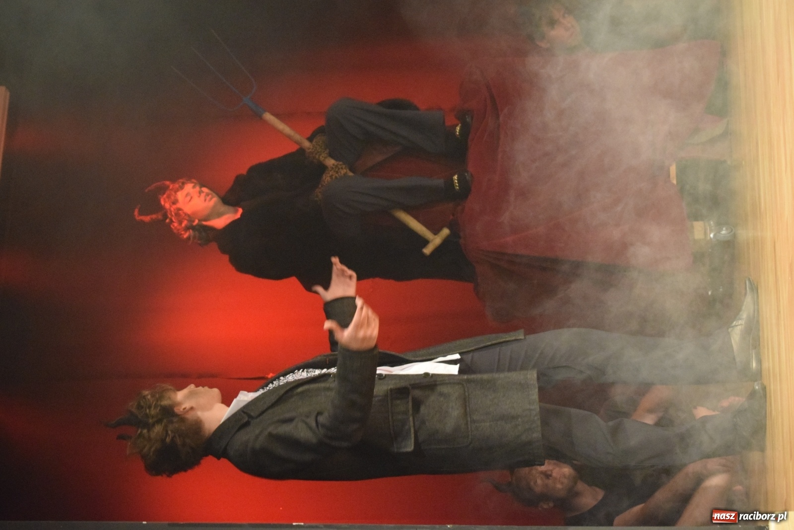 Zdjęcie w galerii na portalu naszraciborz.pl: Spektakl Igraszki z diabłem na scenie MDK wiadomości z regionu