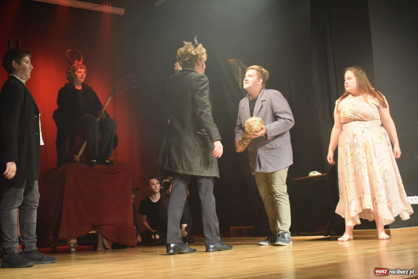 Zdjęcie w galerii na portalu naszraciborz.pl: Spektakl Igraszki z diabłem na scenie MDK wiadomości z regionu