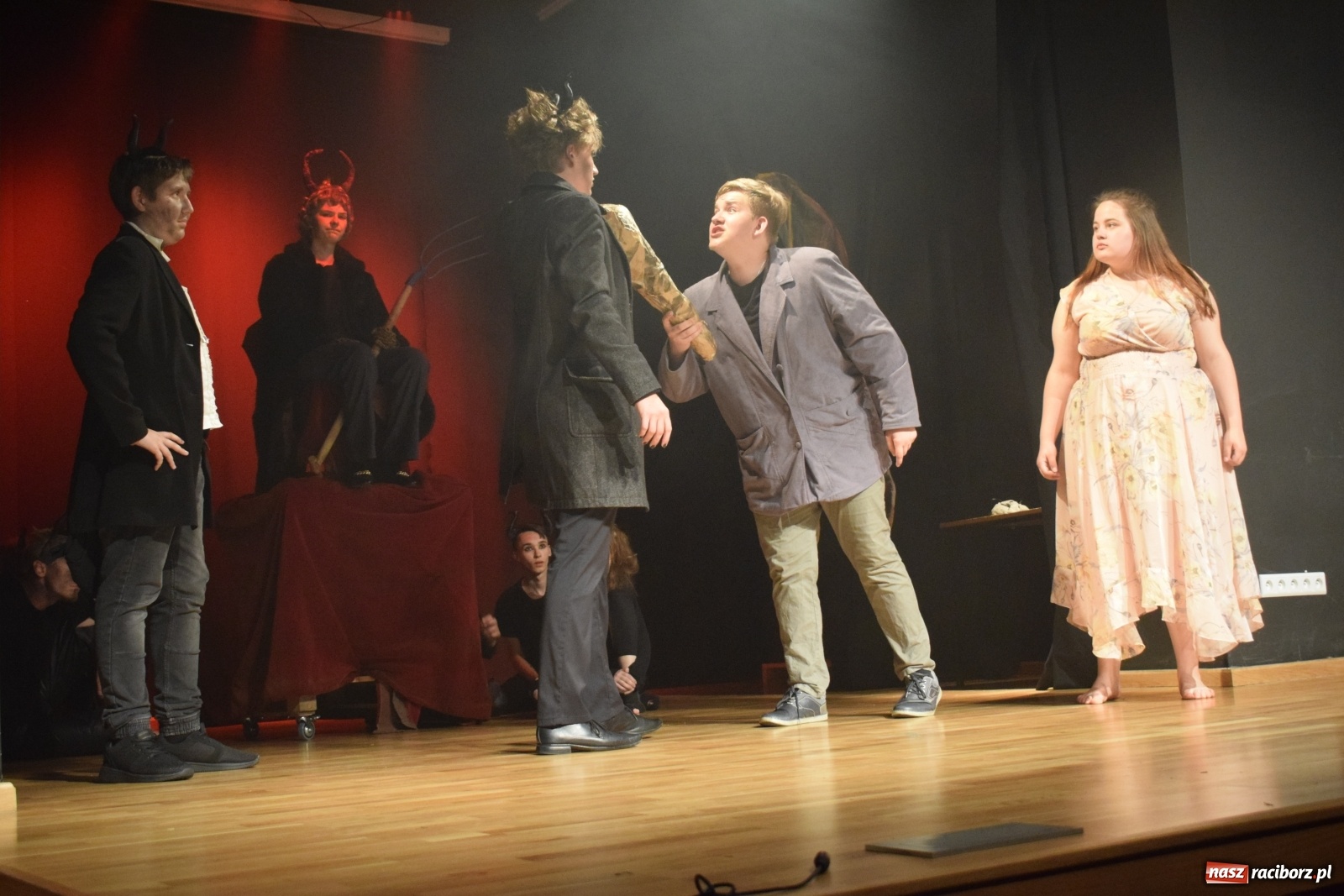 Zdjęcie w galerii na portalu naszraciborz.pl: Spektakl Igraszki z diabłem na scenie MDK wiadomości z regionu