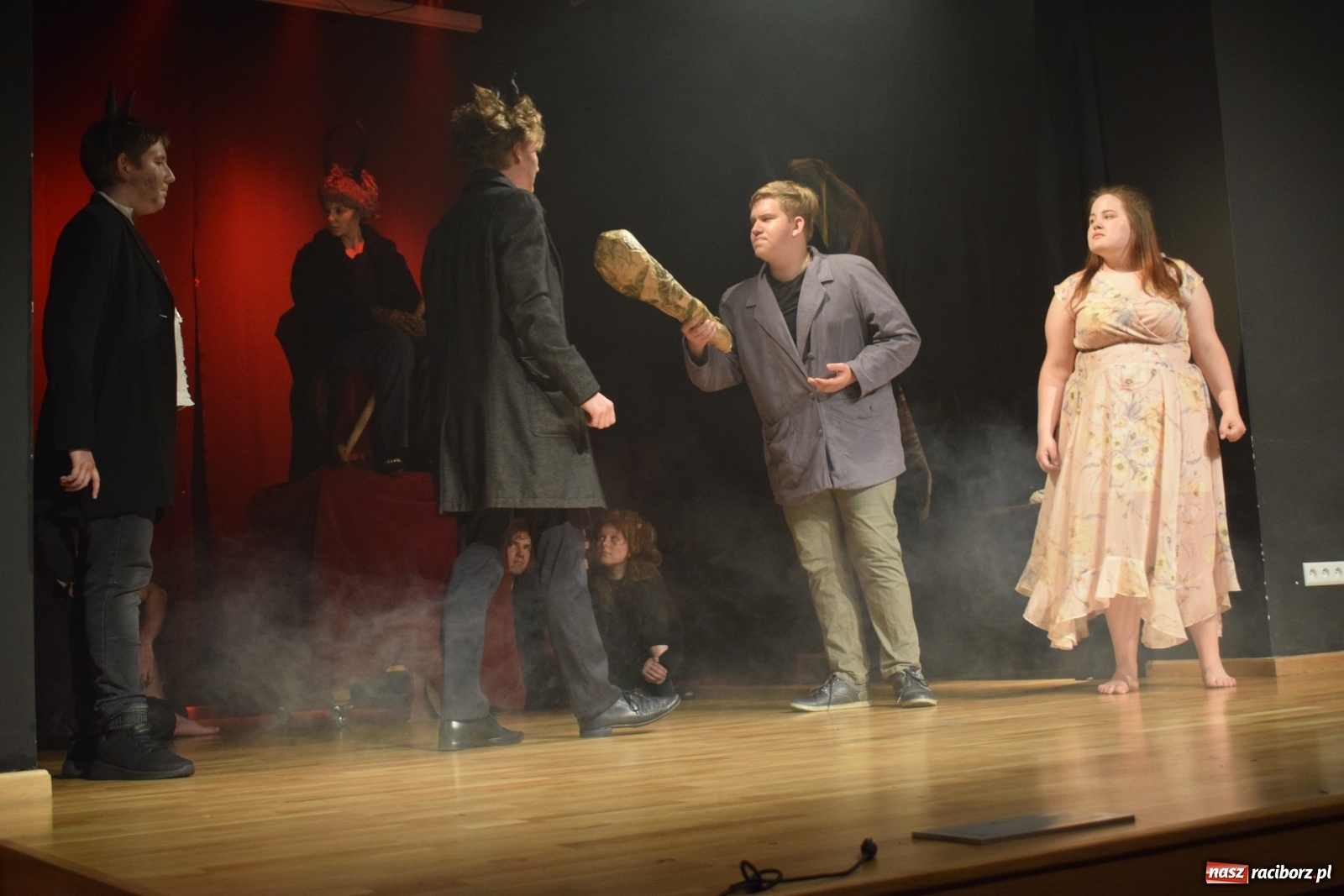 Zdjęcie w galerii na portalu naszraciborz.pl: Spektakl Igraszki z diabłem na scenie MDK wiadomości z regionu