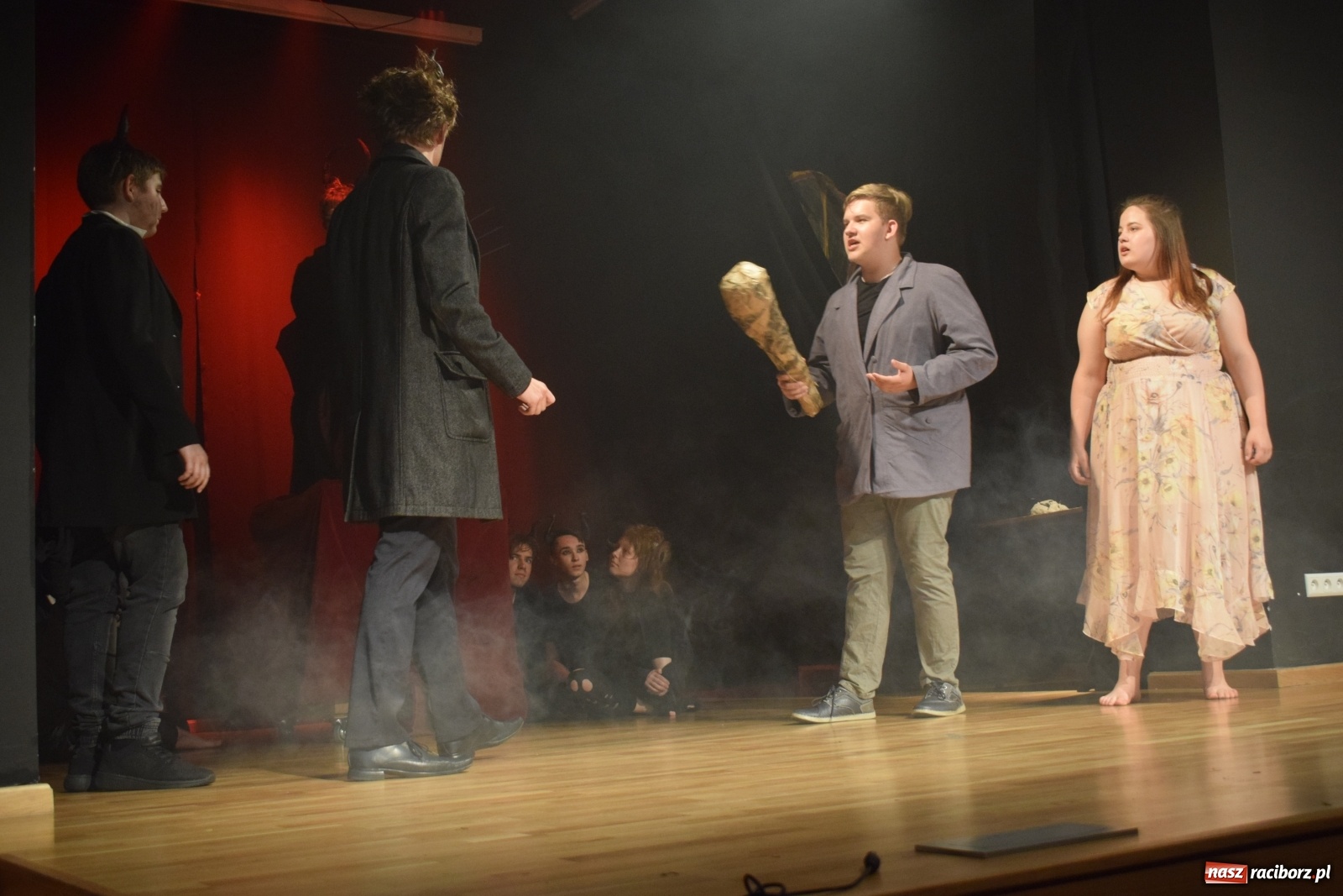 Zdjęcie w galerii na portalu naszraciborz.pl: Spektakl Igraszki z diabłem na scenie MDK wiadomości z regionu