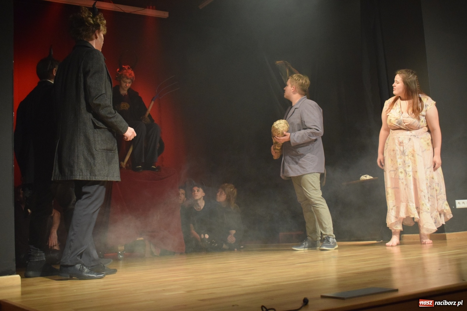 Zdjęcie w galerii na portalu naszraciborz.pl: Spektakl Igraszki z diabłem na scenie MDK wiadomości z regionu