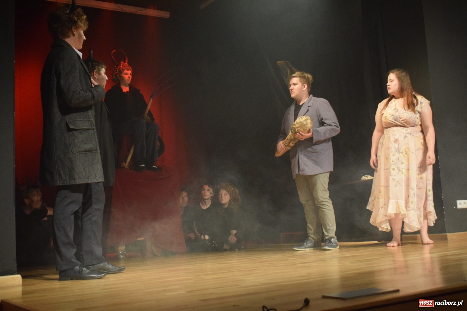 Zdjęcie w galerii na portalu naszraciborz.pl: Spektakl Igraszki z diabłem na scenie MDK wiadomości z regionu