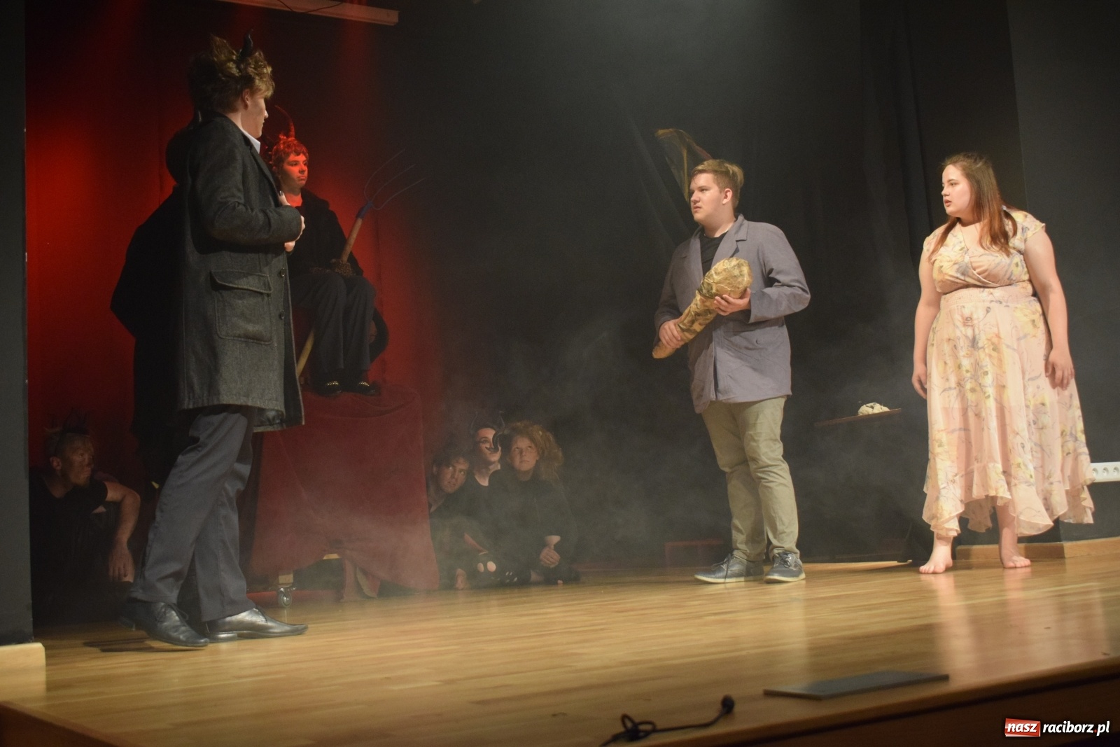 Zdjęcie w galerii na portalu naszraciborz.pl: Spektakl Igraszki z diabłem na scenie MDK wiadomości z regionu