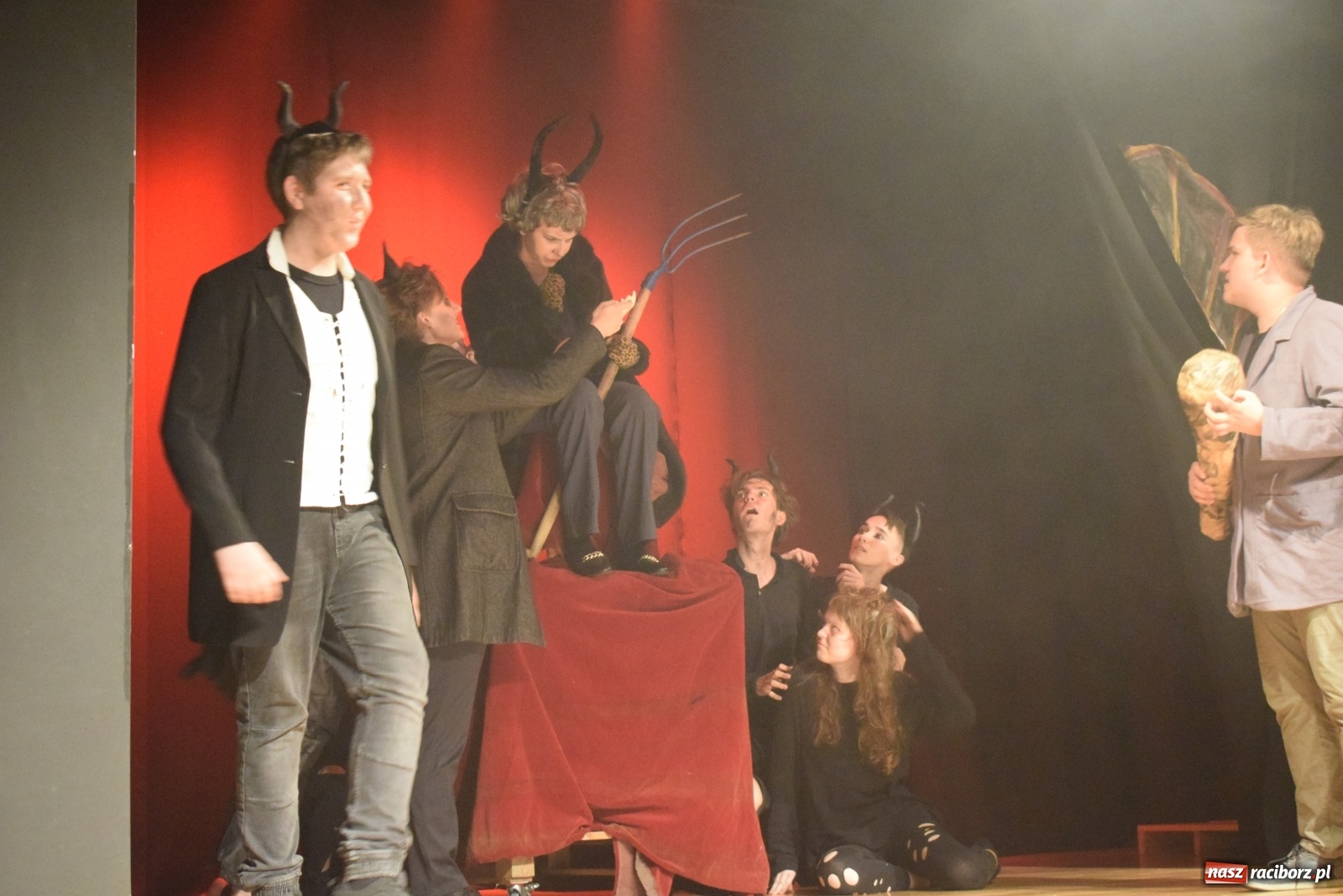 Zdjęcie w galerii na portalu naszraciborz.pl: Spektakl Igraszki z diabłem na scenie MDK wiadomości z regionu