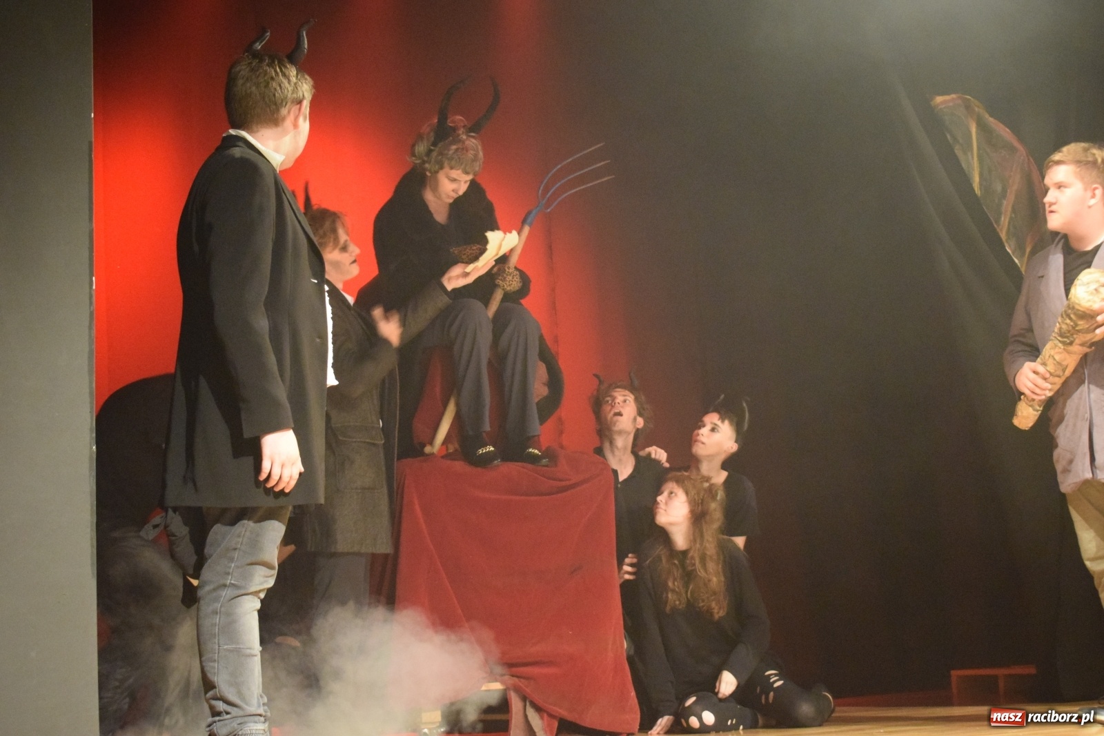 Zdjęcie w galerii na portalu naszraciborz.pl: Spektakl Igraszki z diabłem na scenie MDK wiadomości z regionu