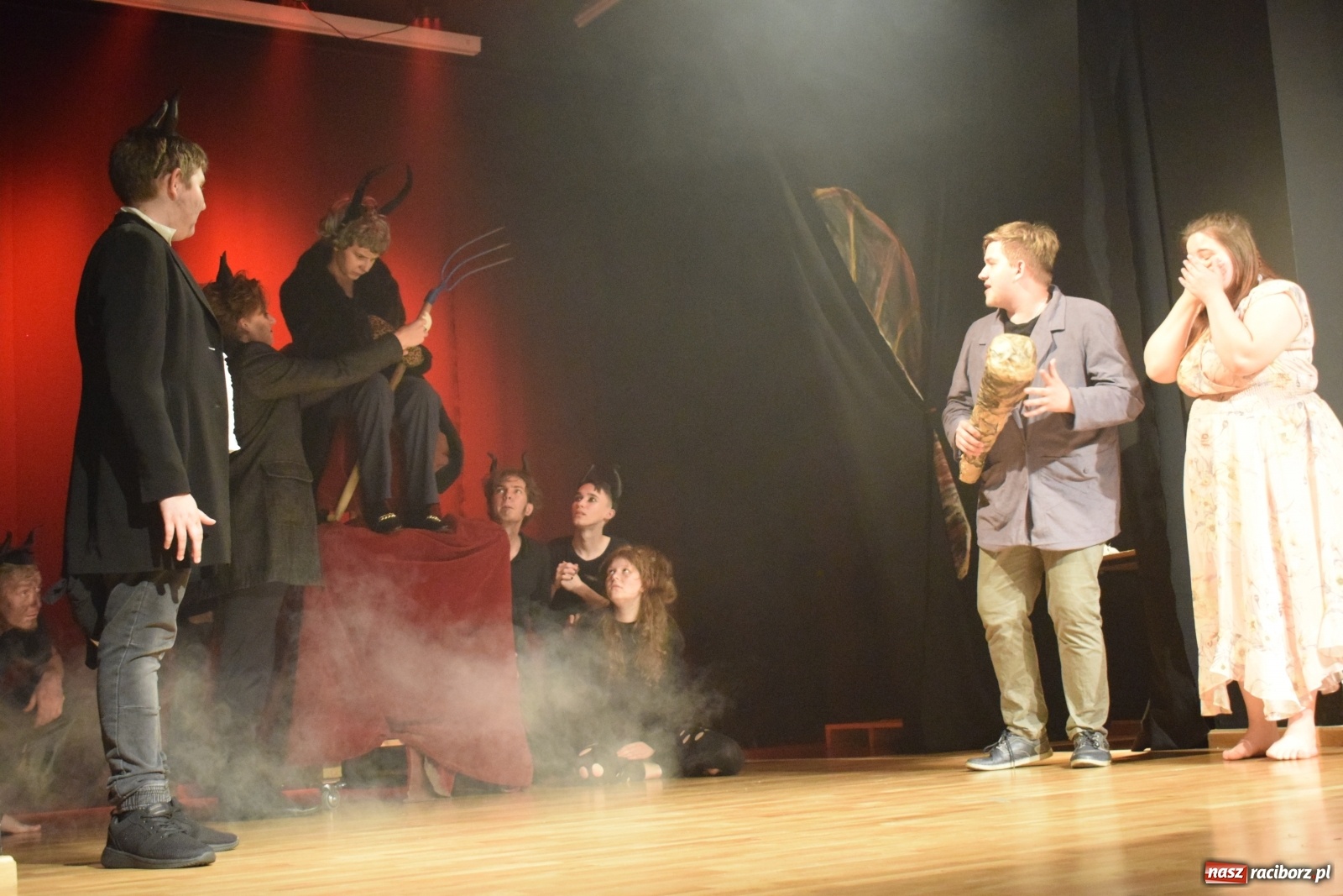 Zdjęcie w galerii na portalu naszraciborz.pl: Spektakl Igraszki z diabłem na scenie MDK wiadomości z regionu