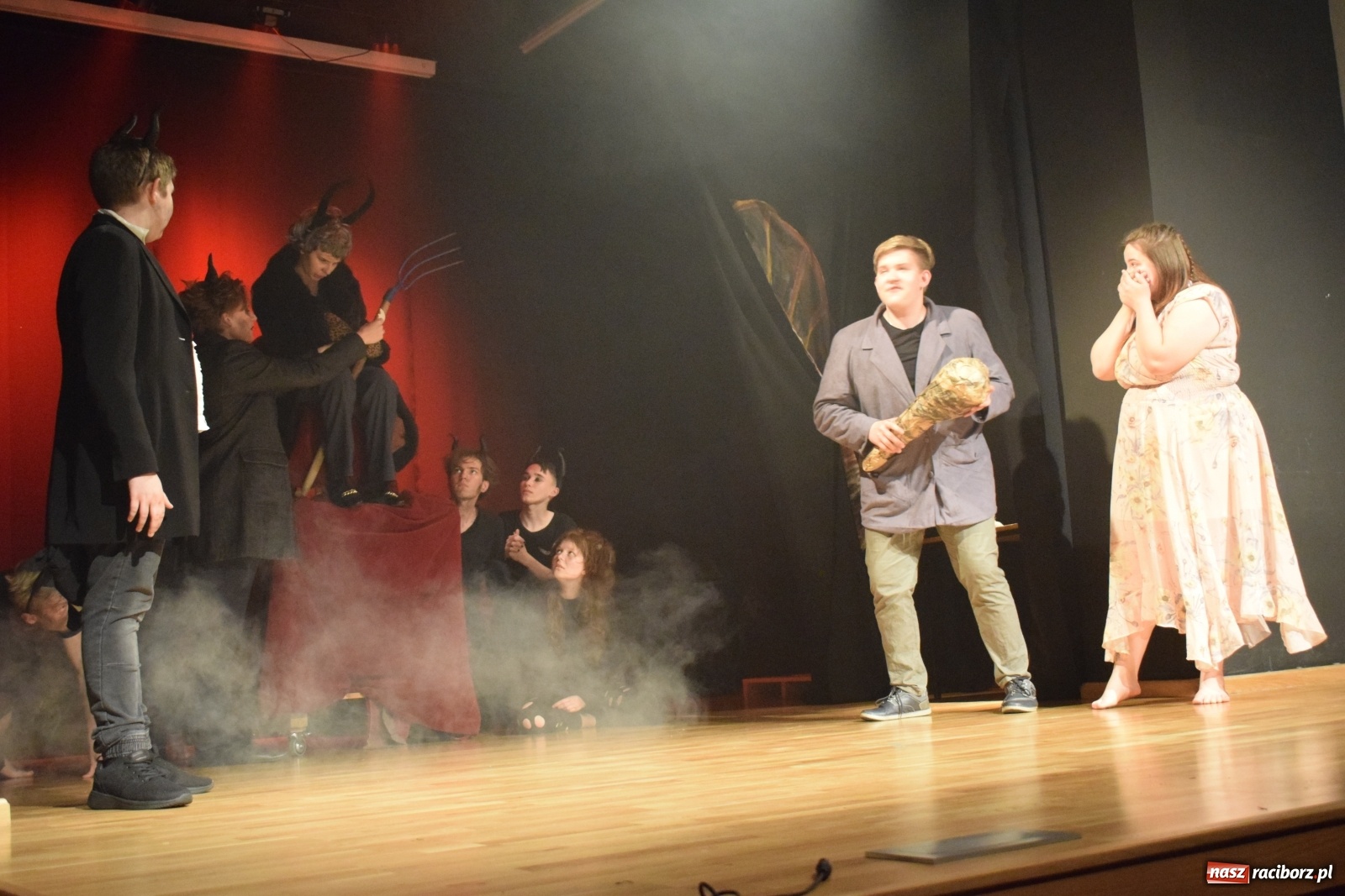Zdjęcie w galerii na portalu naszraciborz.pl: Spektakl Igraszki z diabłem na scenie MDK wiadomości z regionu