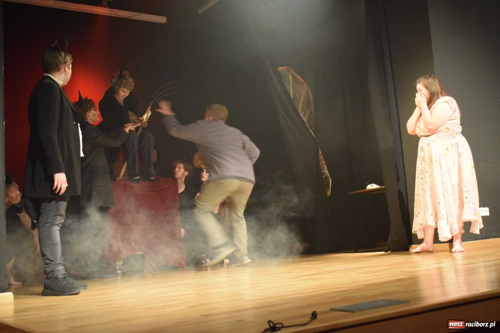 Zdjęcie w galerii na portalu naszraciborz.pl: Spektakl Igraszki z diabłem na scenie MDK wiadomości z regionu