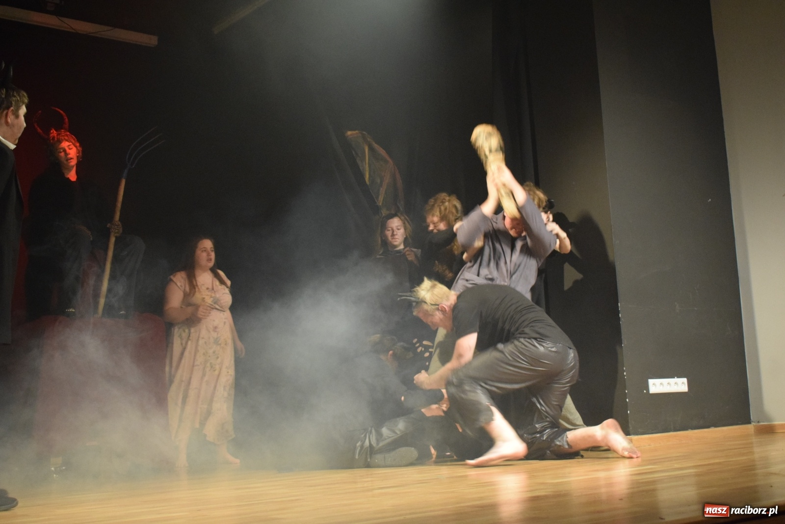 Zdjęcie w galerii na portalu naszraciborz.pl: Spektakl Igraszki z diabłem na scenie MDK wiadomości z regionu
