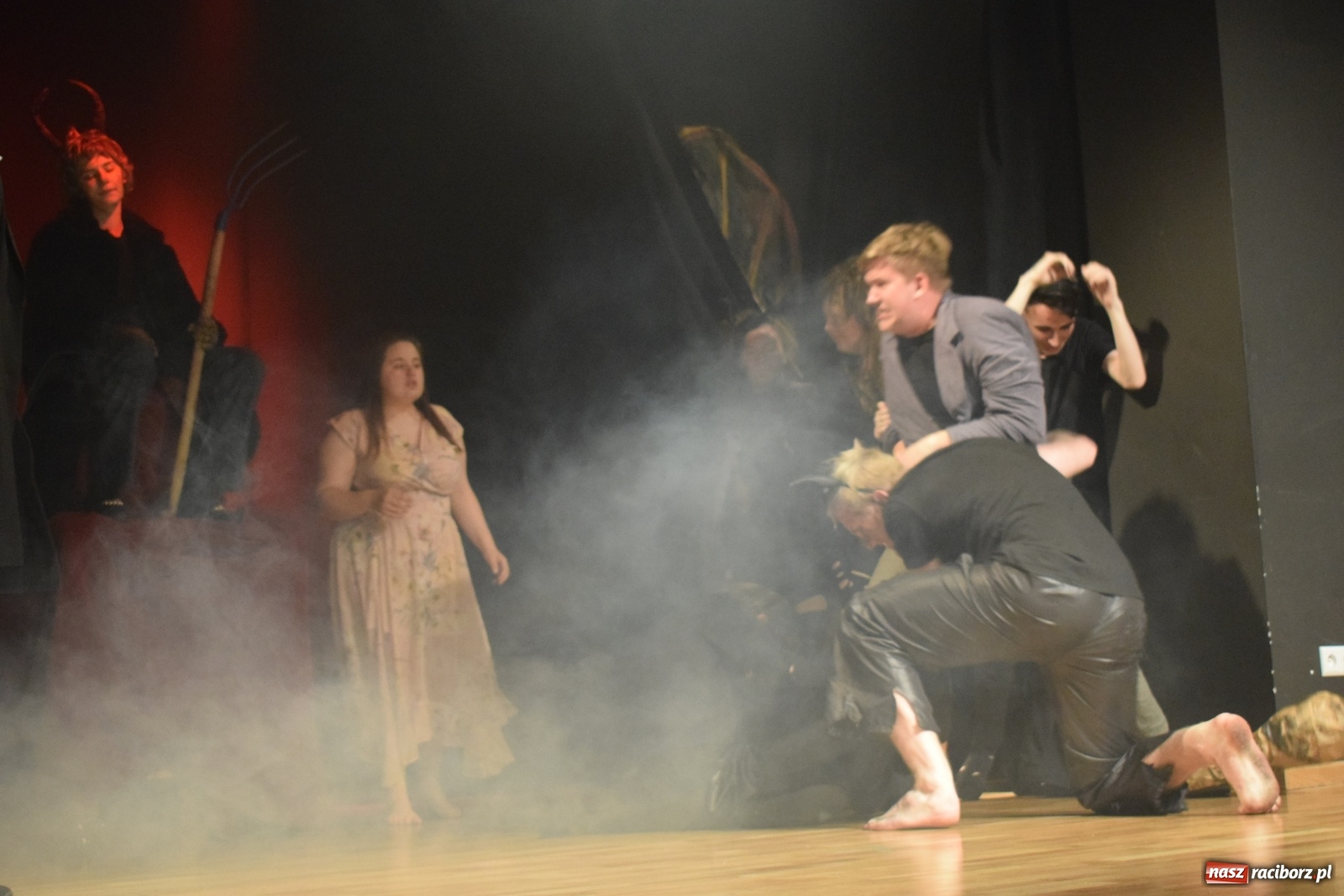 Zdjęcie w galerii na portalu naszraciborz.pl: Spektakl Igraszki z diabłem na scenie MDK wiadomości z regionu