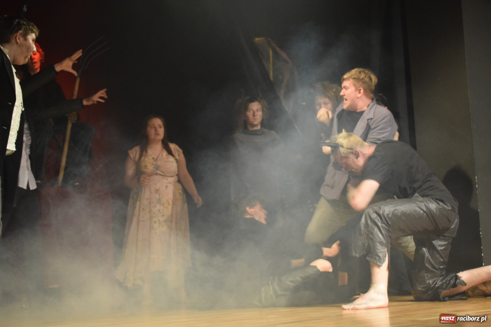 Zdjęcie w galerii na portalu naszraciborz.pl: Spektakl Igraszki z diabłem na scenie MDK wiadomości z regionu