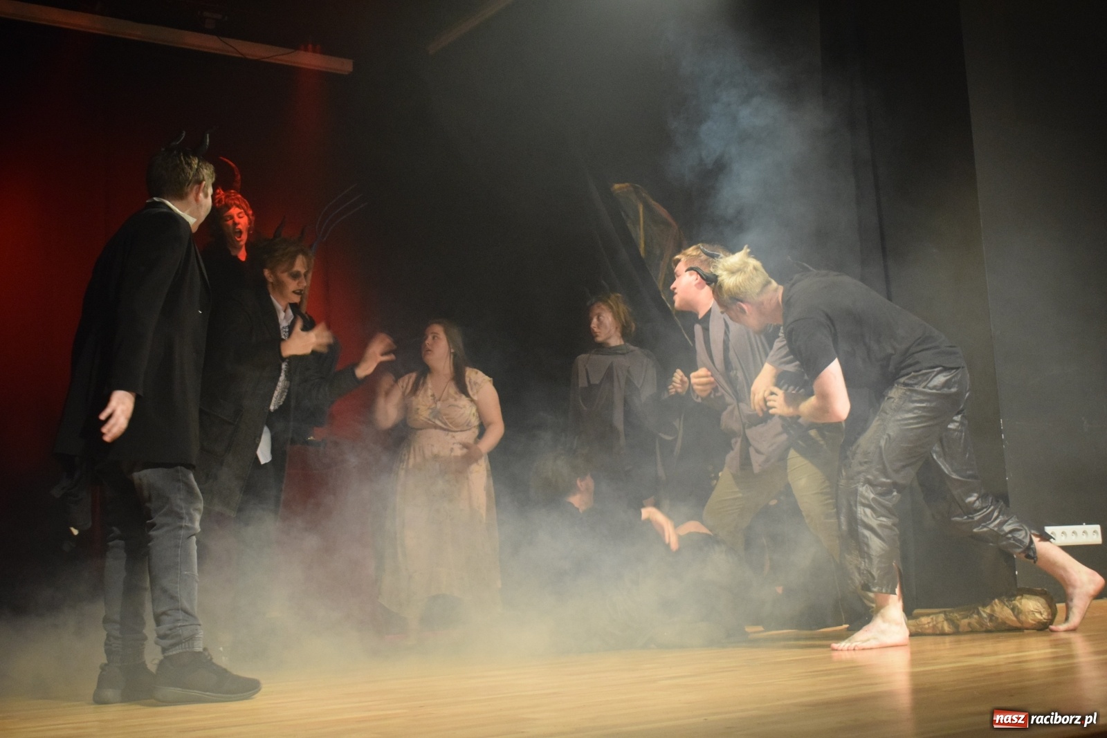 Zdjęcie w galerii na portalu naszraciborz.pl: Spektakl Igraszki z diabłem na scenie MDK wiadomości z regionu